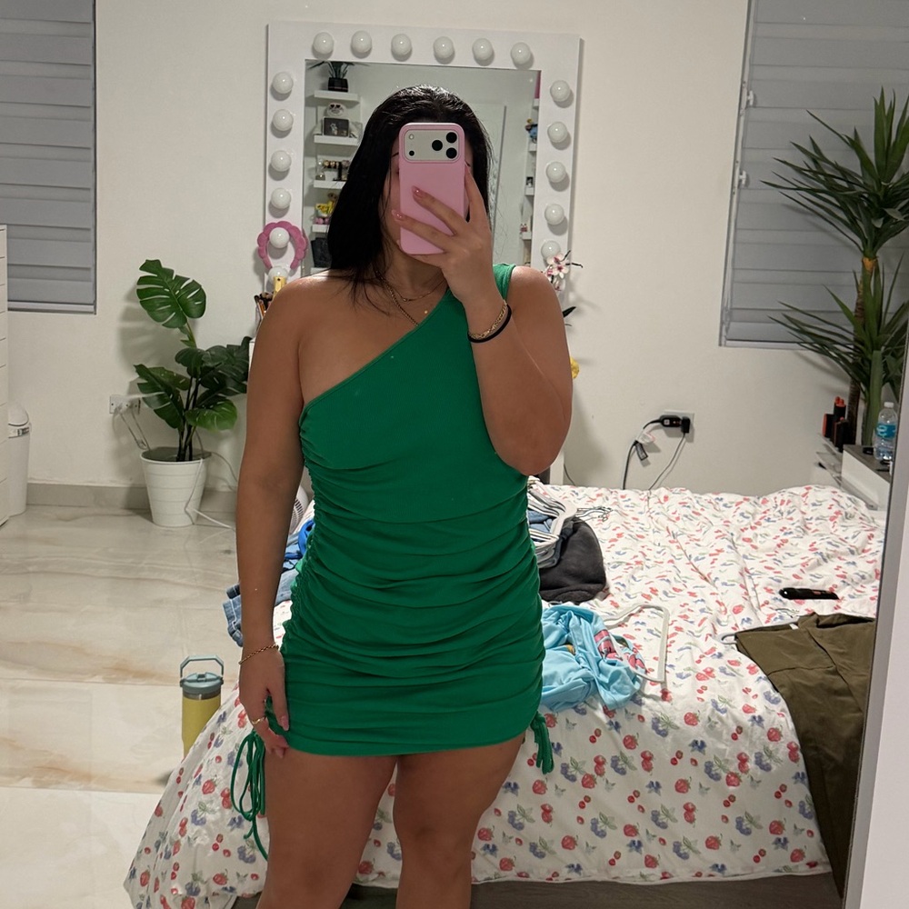 Elegant Green One-Shoulder Dress